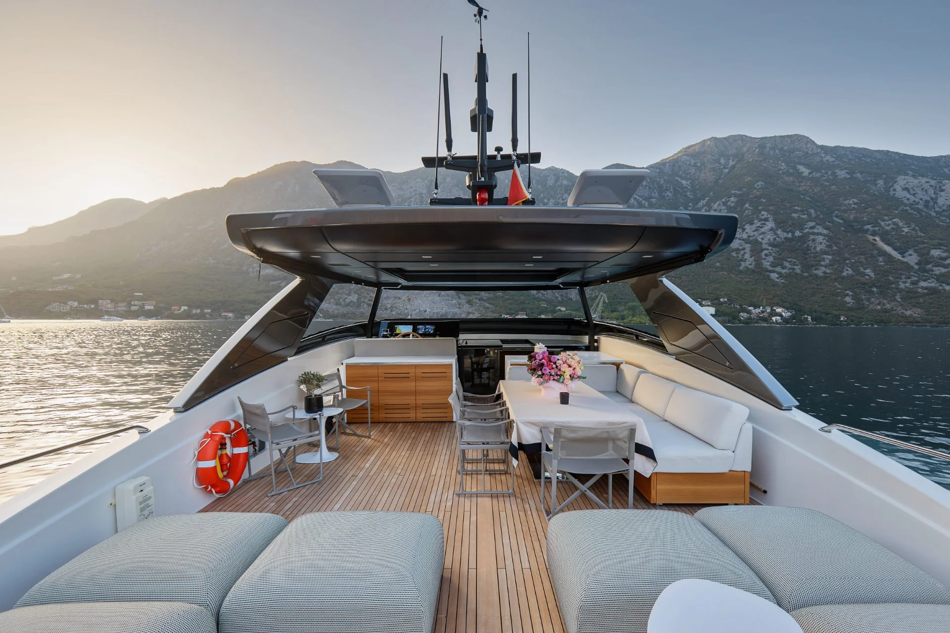 Flybridge with dining and helm